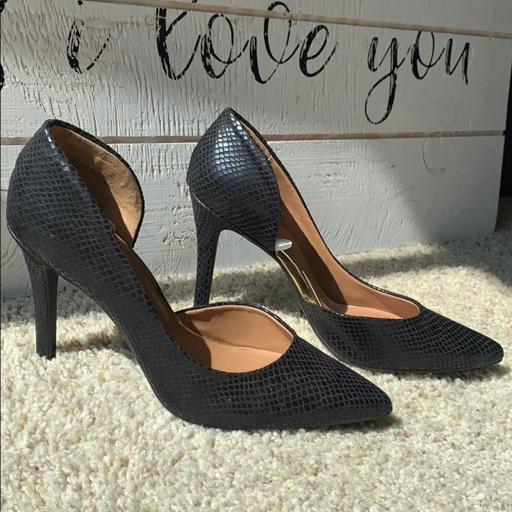 Black Snakeskin pumps